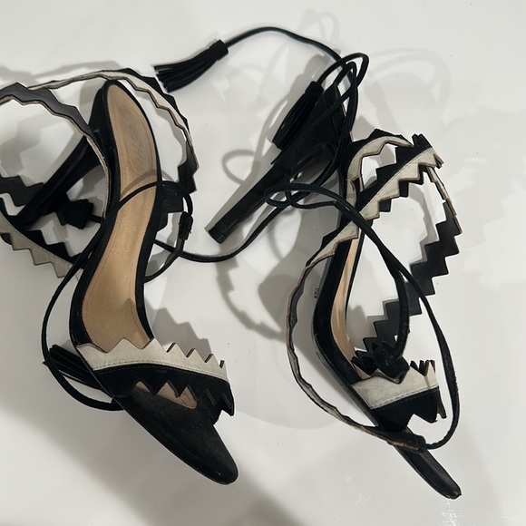 Chic Sandals - Picture 3 of 6